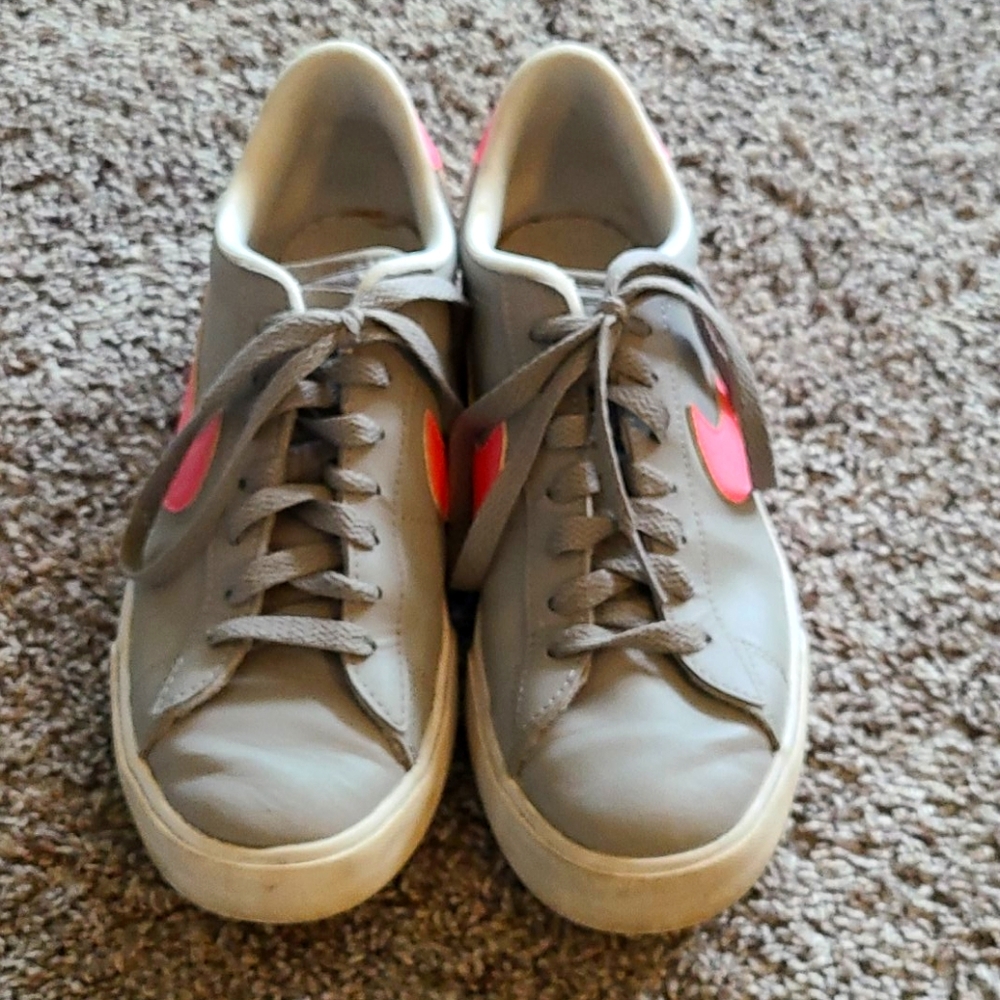 Women's Nike Tennies